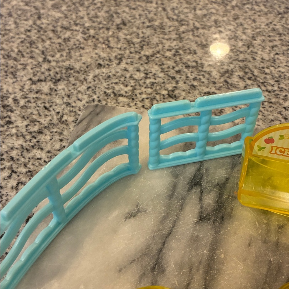 Calico Critters Sylvanian Families Seaside Ice Cream Shop *Missing Pieces* - Picture 9 of 11